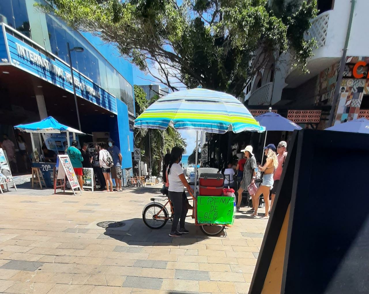 Los turistas que recorren la Quinta Avenida de Playa del Carmen son presa de los vendedores ambulantes instalados sin permisos