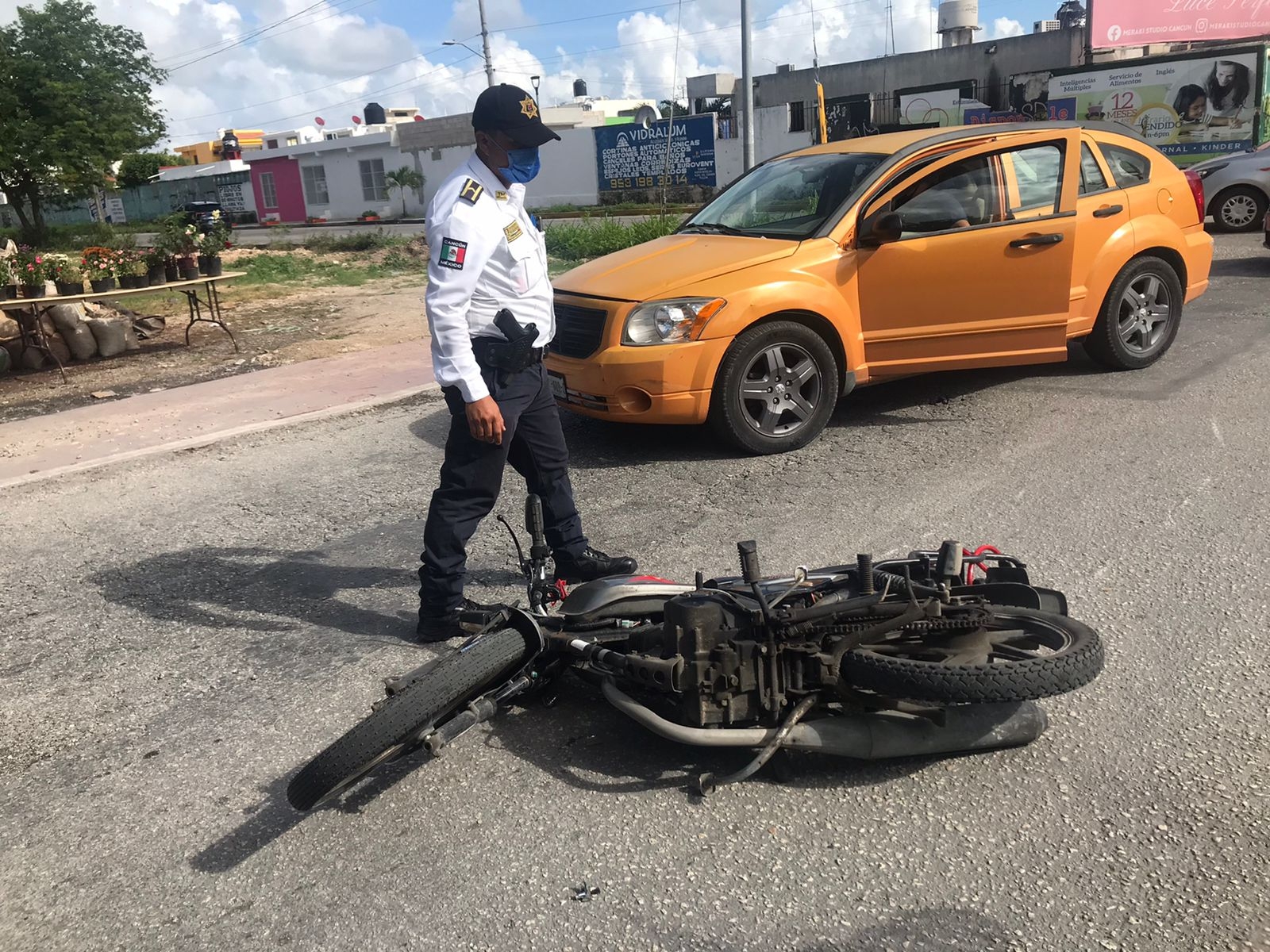 Cancún: Conductora atropella a motociclista y manda a un 'encargado' en la Región 510