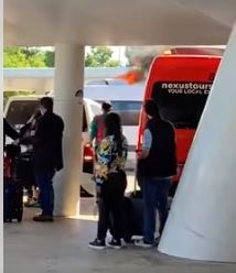 Se incendia camioneta de transporte en la terminal 2 del aeropuerto de Cancún: VIDEO