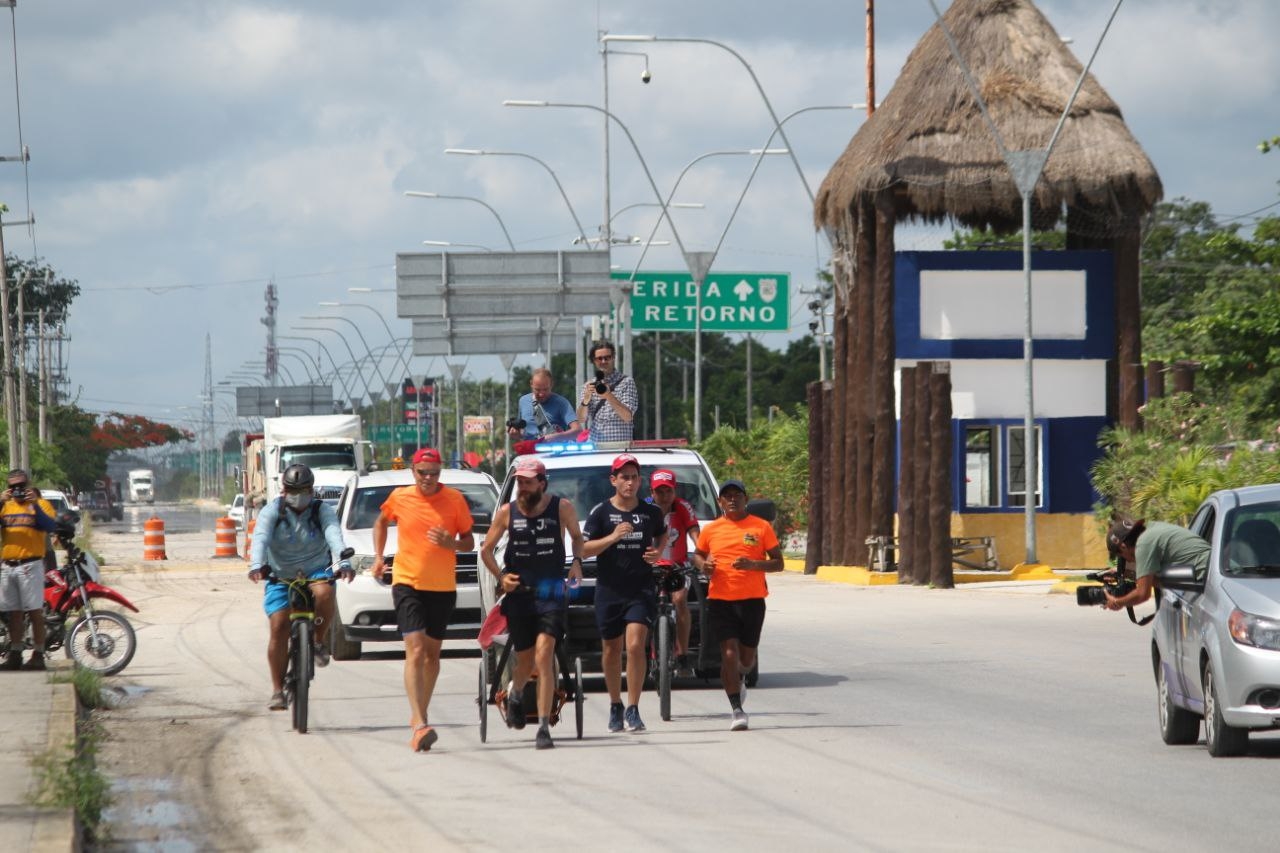 Forrest Gump alemán llega a Cancún; su destino, Playa Delfines