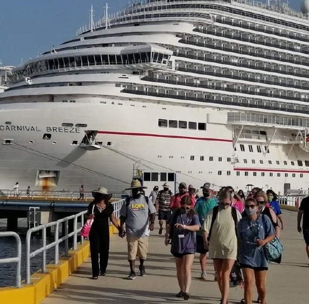 Arriban más de tres mil cruceristas a puertos de Cozumel