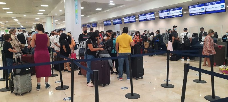 Caída de Redes Sociales genera caos entra trabajadores y turistas del aeropuerto de Cancún