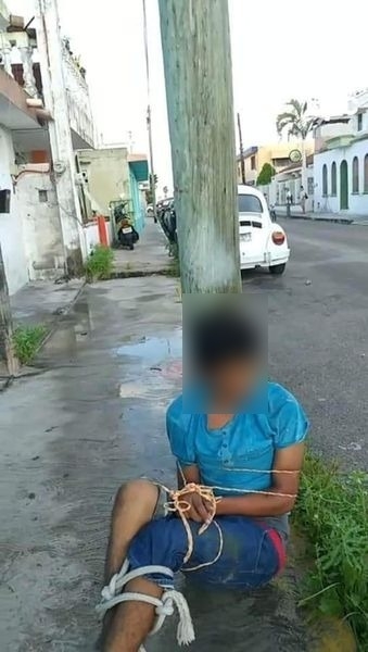 Vecinos golpean y amarran a un poste a un ladrón en la colonia Centro de Cozumel