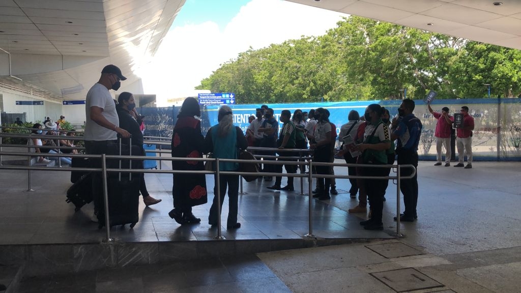 Taxistas piden trabajar libremente en la terminal dos del aeropuerto de Cancún