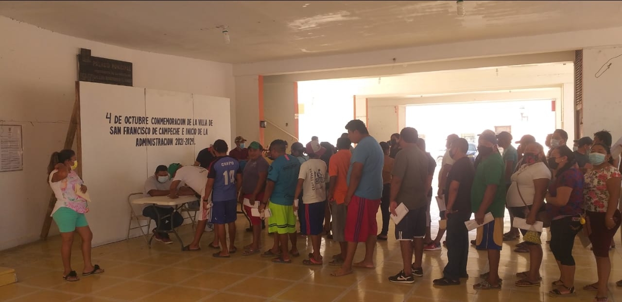Exempleados de la comuna exigen liquidación frente al Palacio municipal de Tenabo