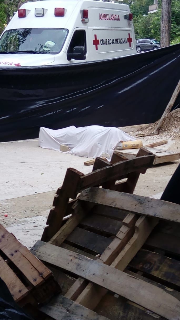 Muere albañil tras sufrir caída desde metro y medio en Aldea Zamá, Tulum