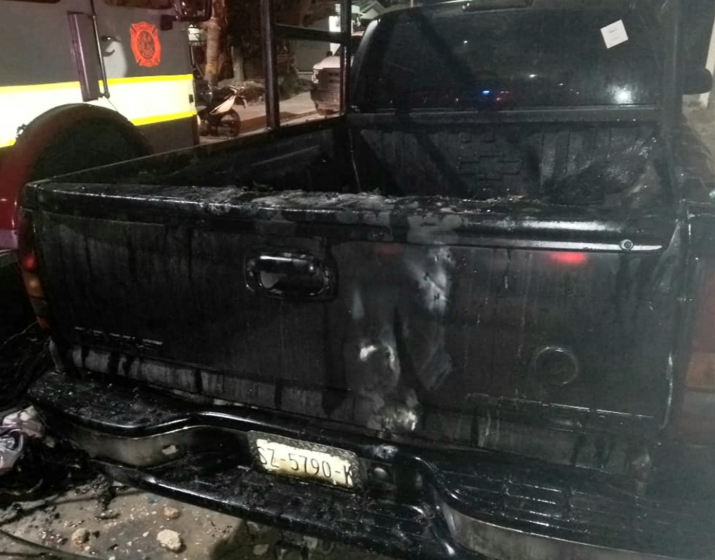 Hombres incendian camioneta en el poblado de Calderitas, Quintana Roo