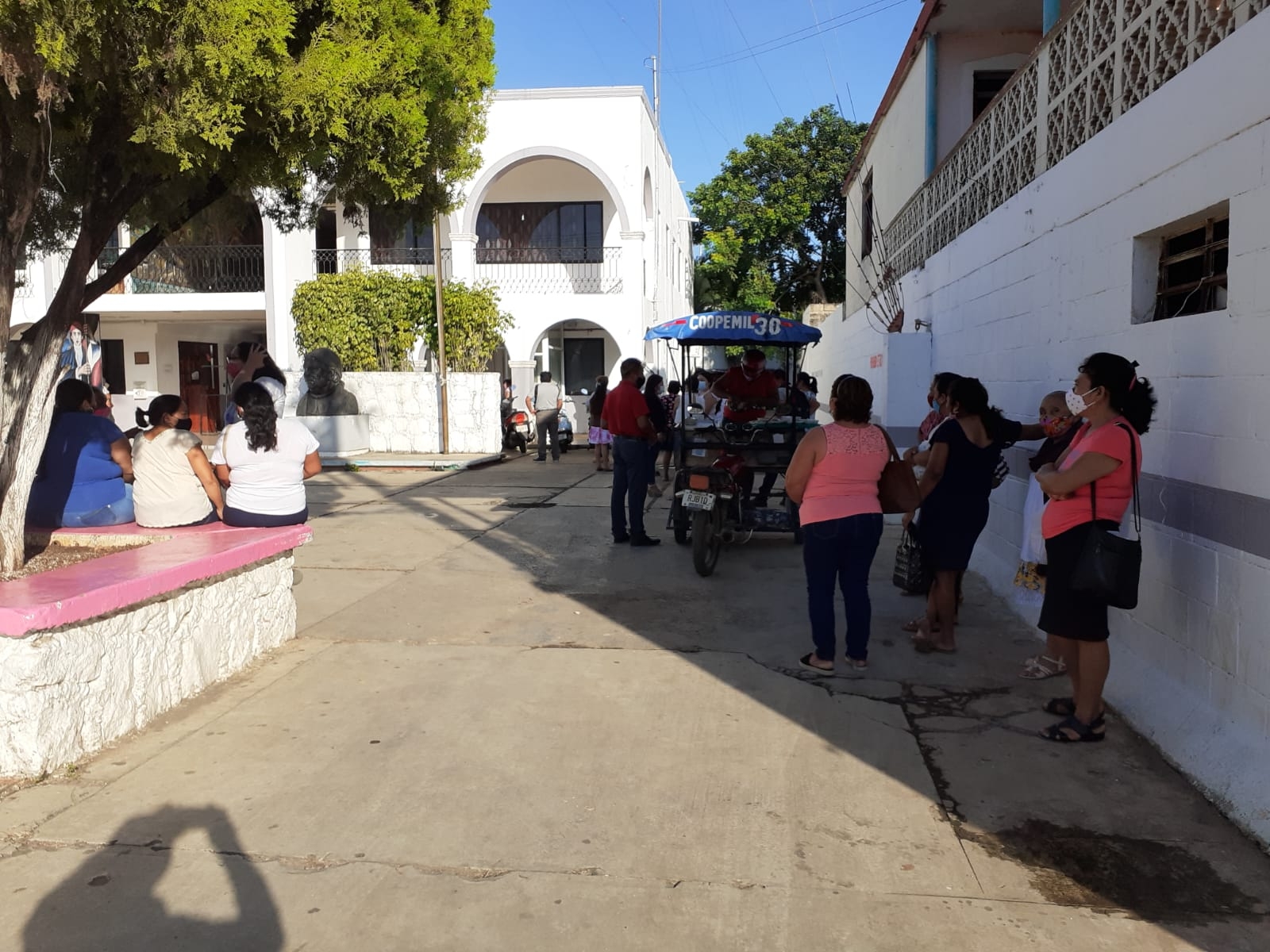 Pobladores acuden al Ayuntamiento de José María Morelos para conseguir empleo