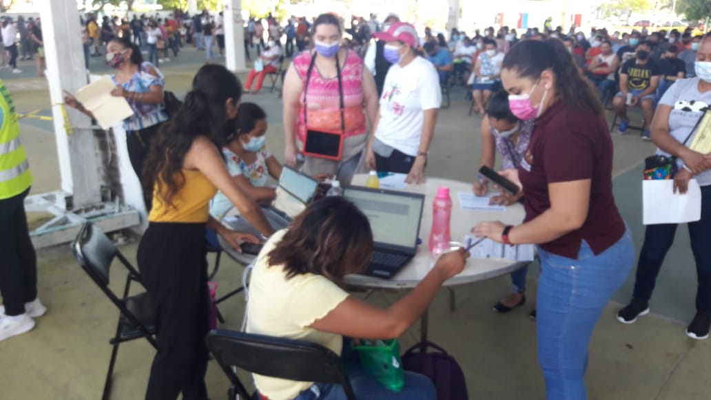 Maestros se cuelan para recibir vacuna anticovid en Chetumal, pese ya estar vacunados