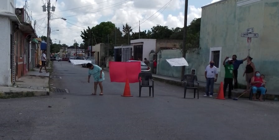 Vecinos bloquean calle del Centro de Mérida ante apagones