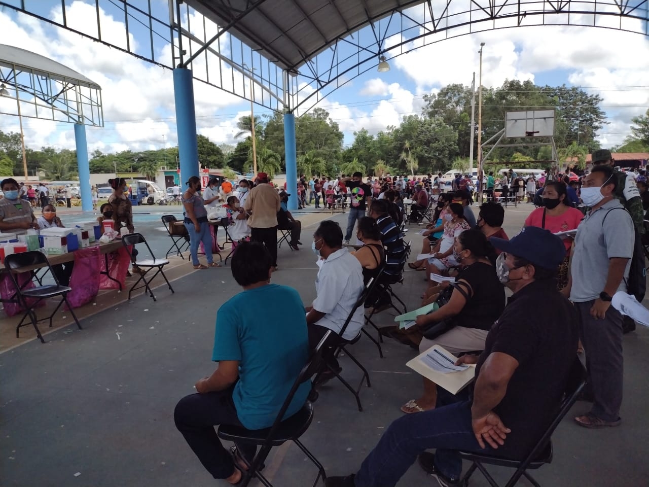 Aplican vacuna anticovid a 'cuarentones' y 'cincuentones' rezagados en Carrillo Puerto