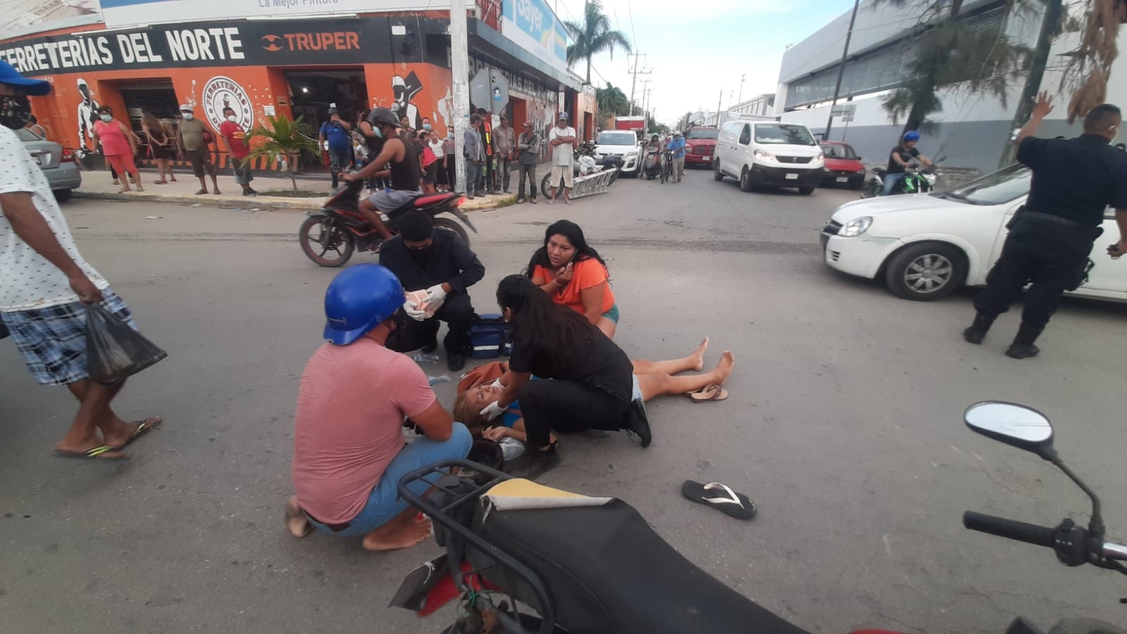 Choque entre dos motos deja a mujer lesionada de gravedad en el Puerto de Progreso