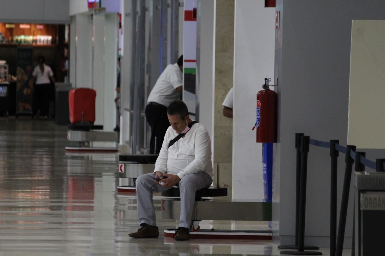 Rubén Macías estuvo deambulando por casi una hora en la terminal cuatro del aeropuerto de Cancún