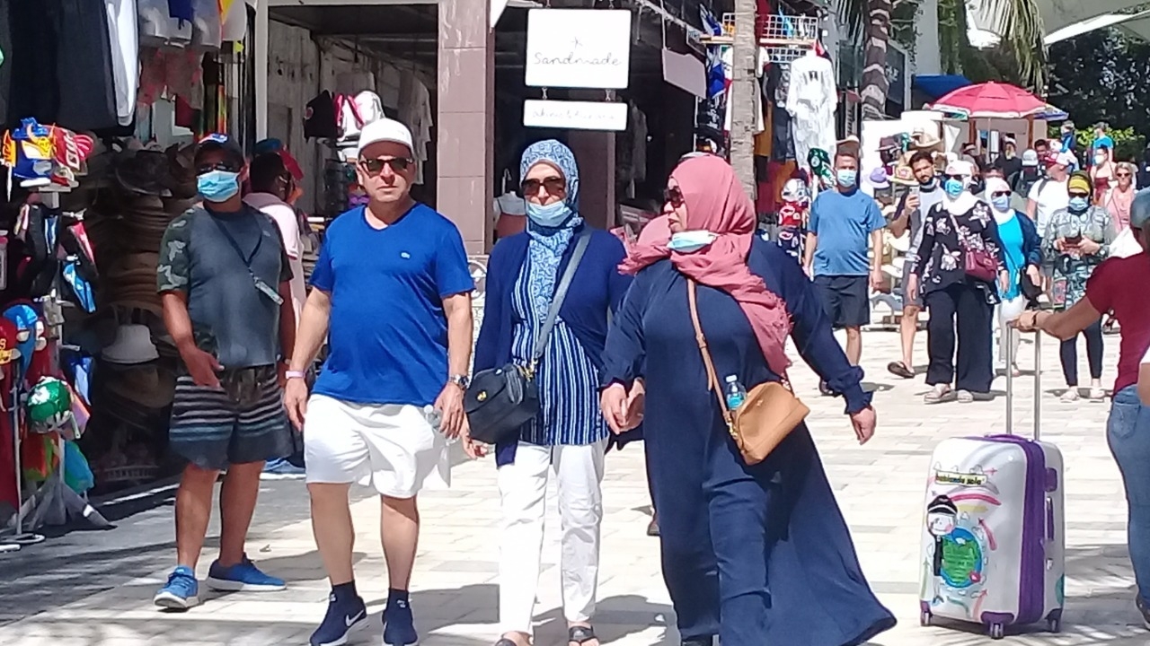 Las mujeres ataviadas con el hiyab, que es el código de vestimenta islámica femenina caminan por las calles de la Quinta Avenida