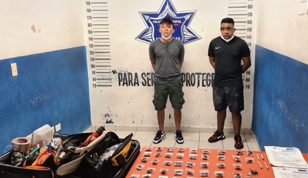 Detienen a dos personas con 41 bolsitas de droga en Playa del Carmen