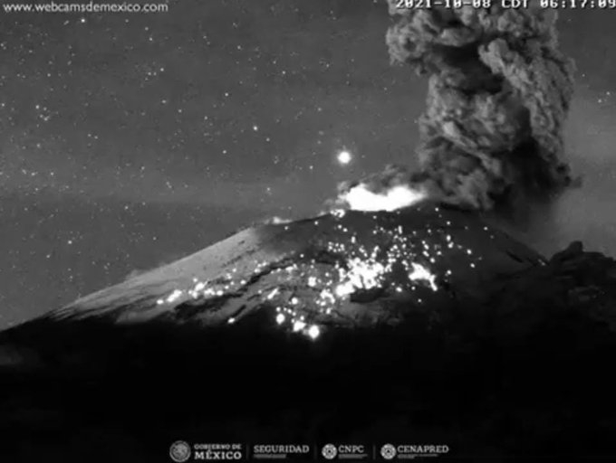 Volcán Popocatépetl hace explosión; lanza vapor de agua y gas: VIDEO