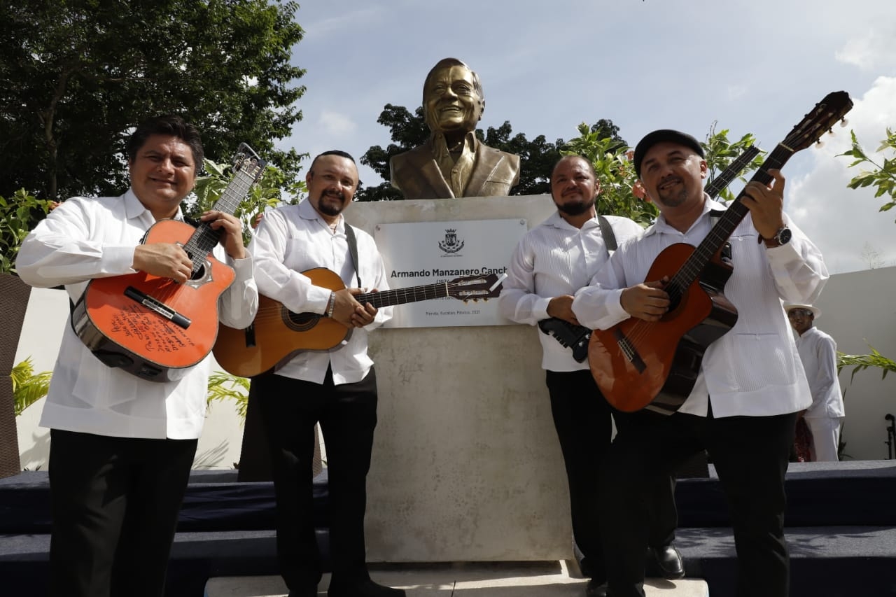 Mérida rinde homenaje a Armando Manzanero con busto al Sur de la ciudad