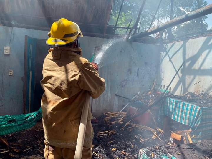 Incendio acaba con el patrimonio de un abuelito y su hija en Oxkutzcab, Yucatán