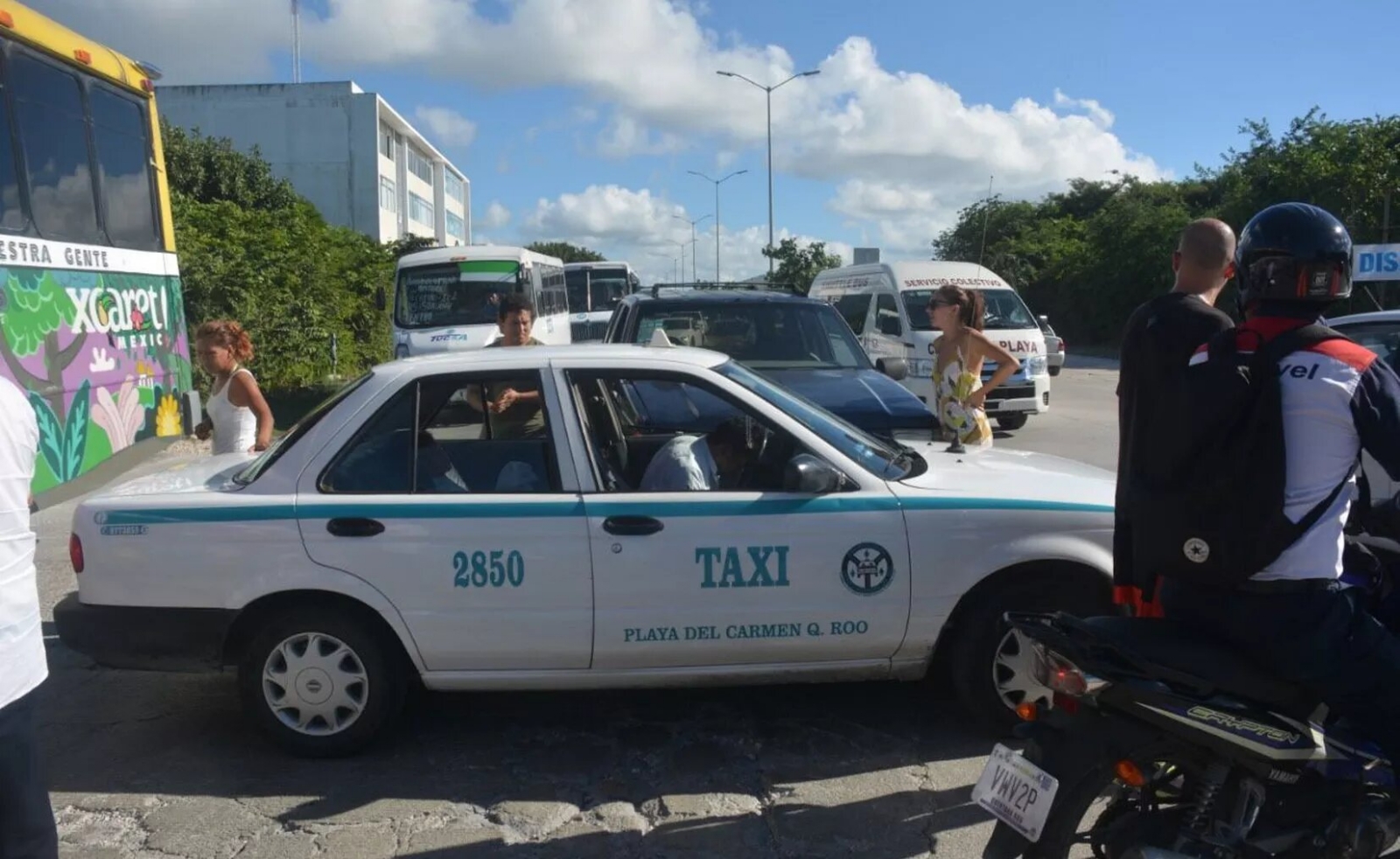 Sindicato de Taxistas alerta por unidad pirata que circula en Playa del Carmen
