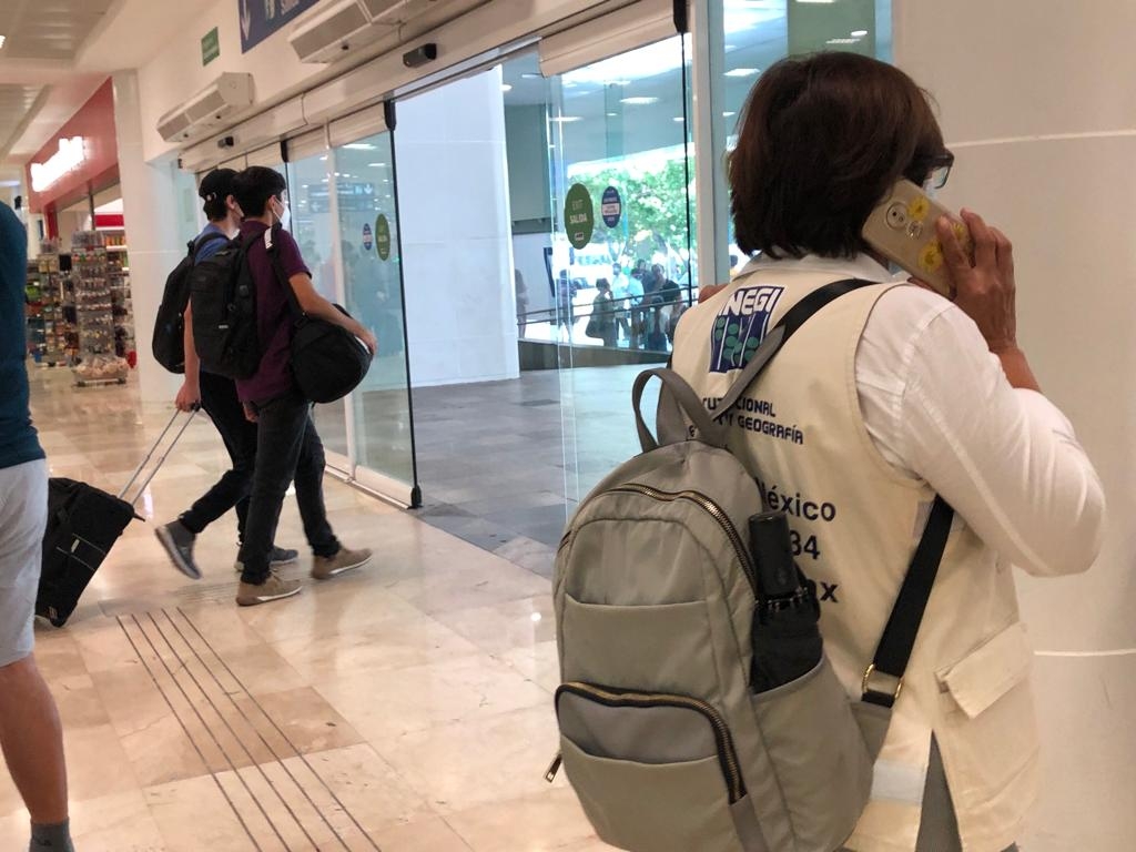 Personal del Inegi pregunta a los turistas del aeropuerto, datos como el tiempo de estadía en Cancún