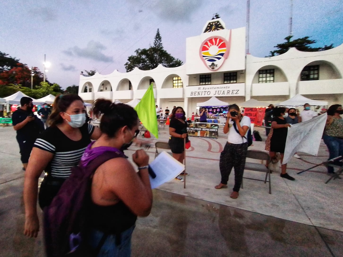 Manifestantes realizan asamblea sobre el 9N en el Ayuntamiento de Cancún