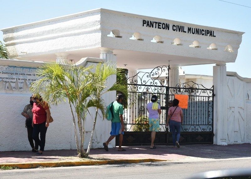 Limitan acceso de personas a los panteones de Chetumal durante el Día de Muertos