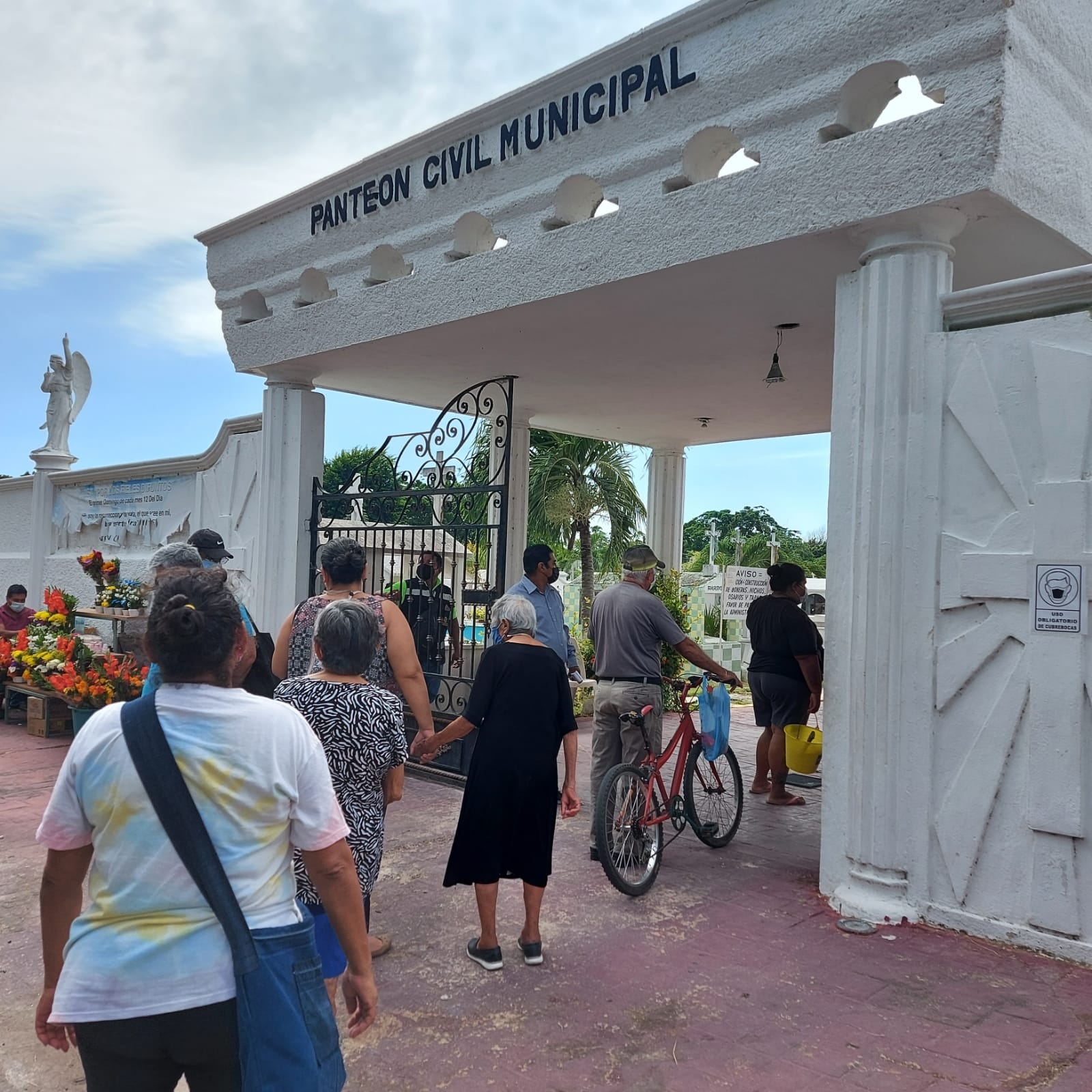 Día de Muertos: Recibe el Panteón Municipal de Chetumal más de 50 personas por hora