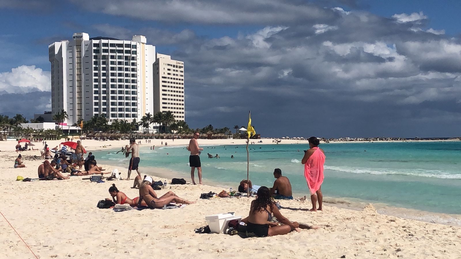 Cancún se ha visto poco afectado con la llegada de sargazo a sus playas, lo que permite que los bañistas disfruten del mar