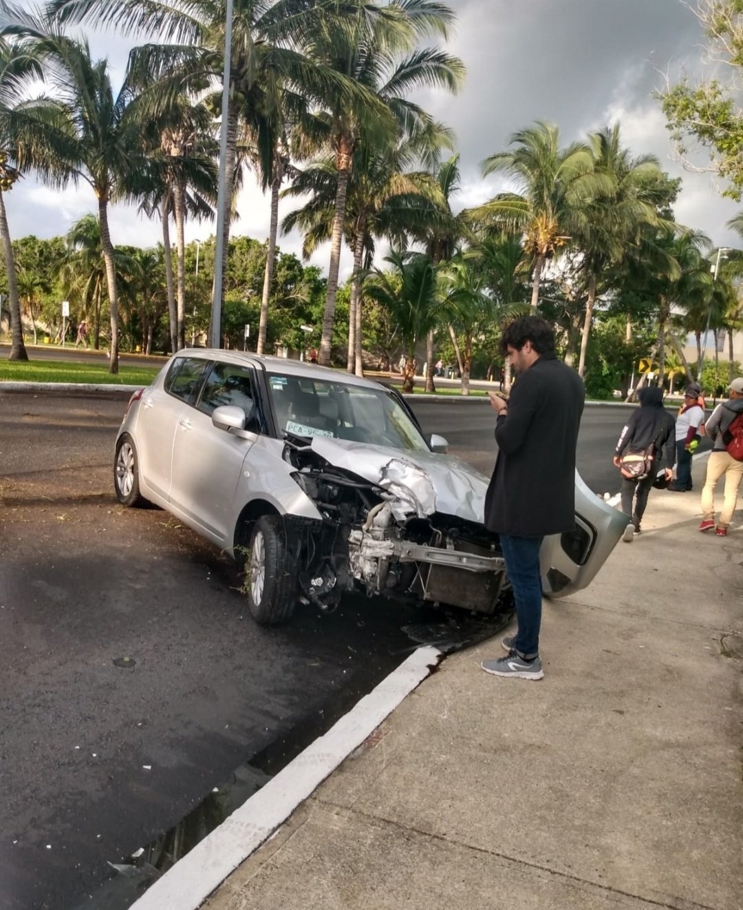 El automóvil quedó con daños severos tras el choque en la Zona Hotelera de Cancún