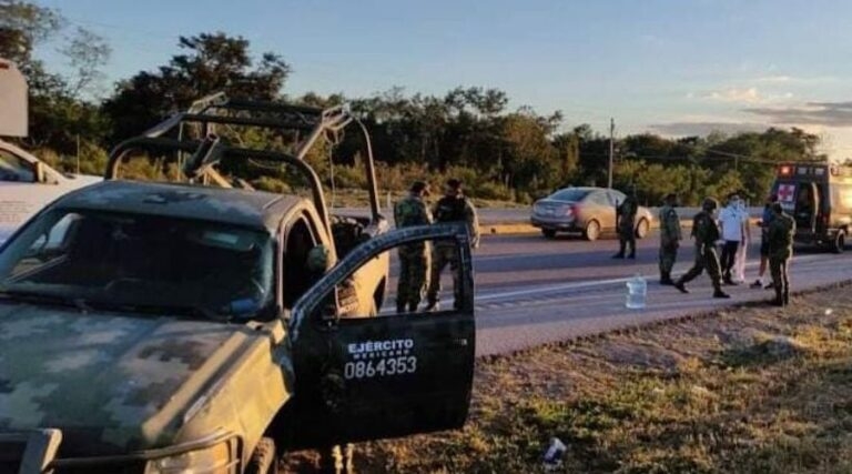 Vuelca camioneta con cinco militares sobre la carretera Mérida-Campeche