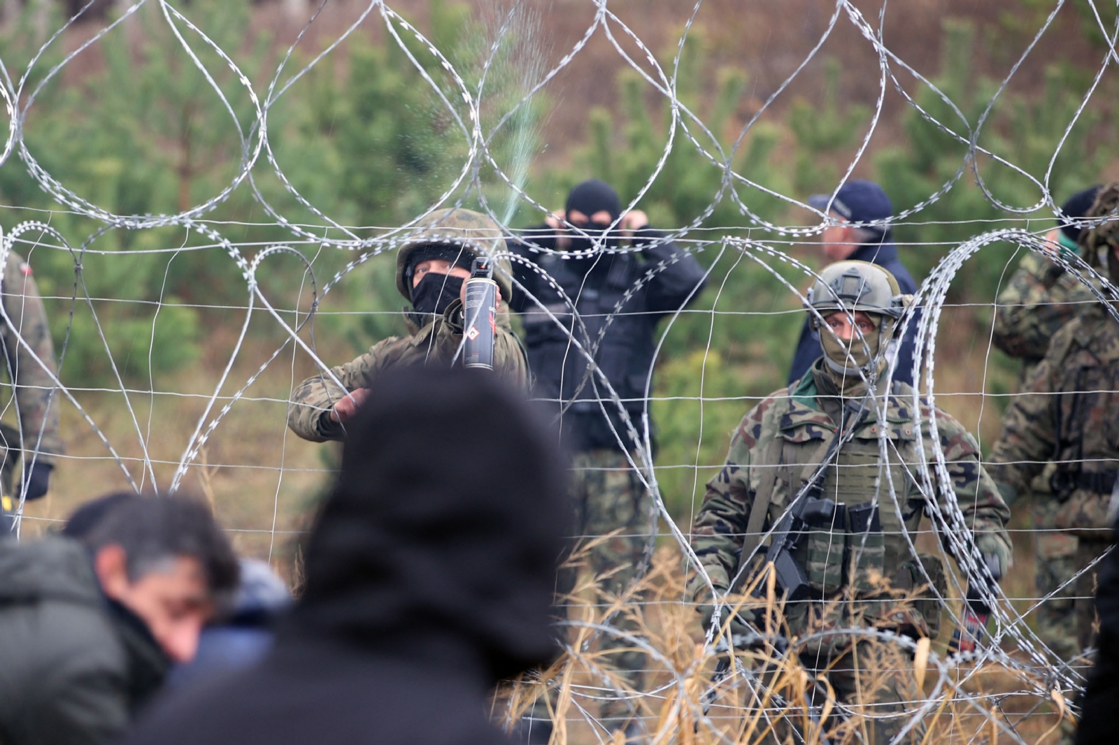 Polonia rechaza dar acceso a migrantes ilegales que llegan a la frontera con Bielorrusia