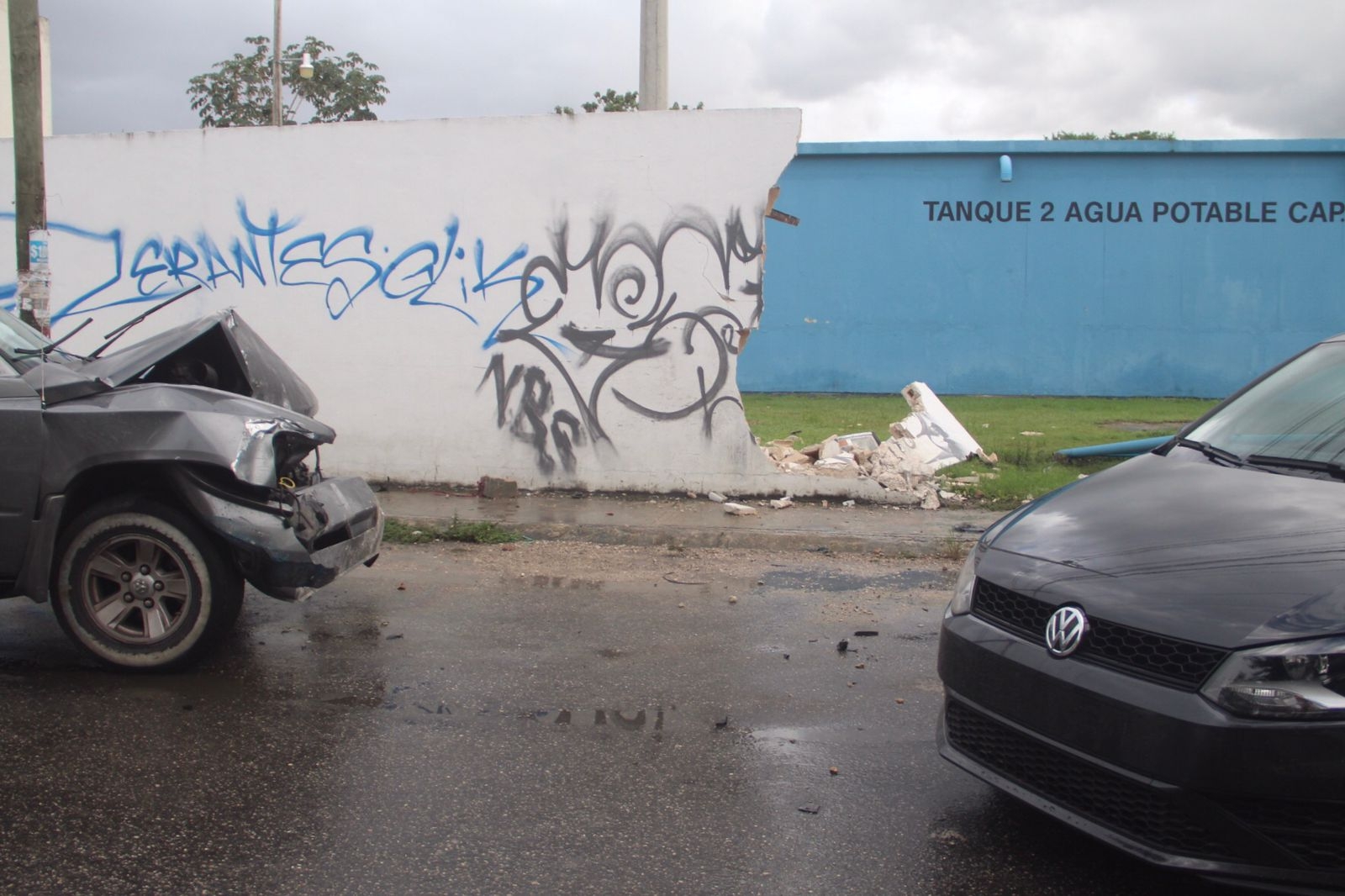 La camioneta terminó con daños en su parte frontal tras derribar la barda de Aguakan cerca de la Avenida de los Tules en Cancún