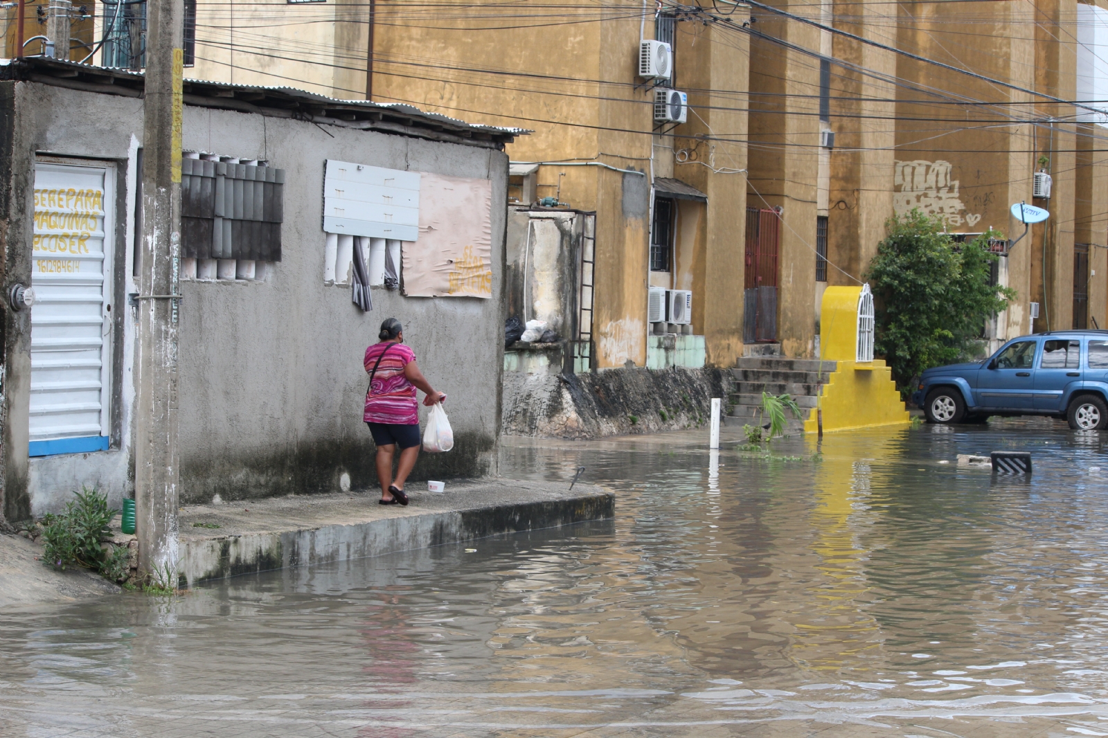 Vecinos de la Región 95 de Cancún exigen a Mara Lezama resolver problema de inundaciones