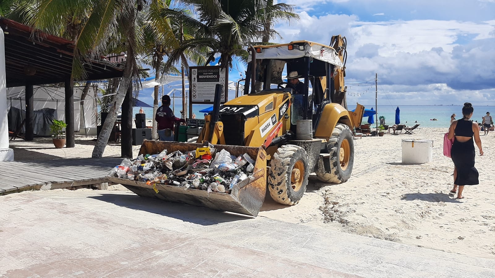 Turistas y pobladores de Playa del Carmen dejan basura en arenales del destino