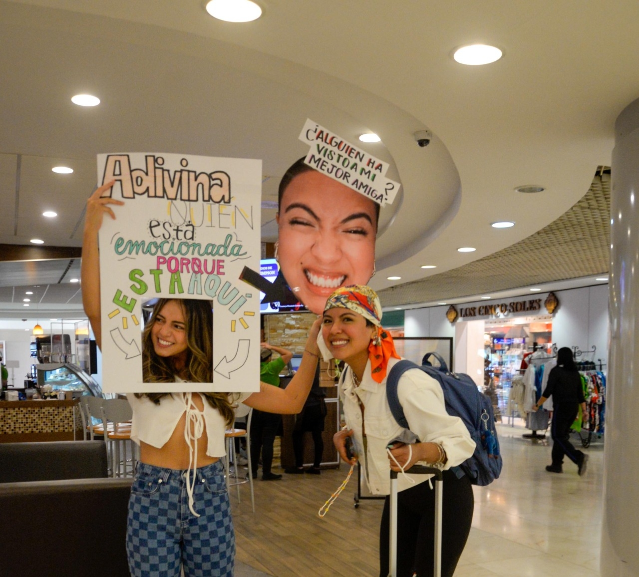Recibe a su amiga con ingenioso cartel en el aeropuerto de Mérida