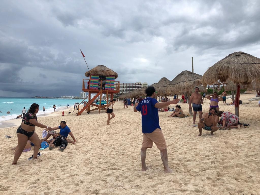 Así se ven las playas de Cancún durante una tarde lluviosa: EN VIVO