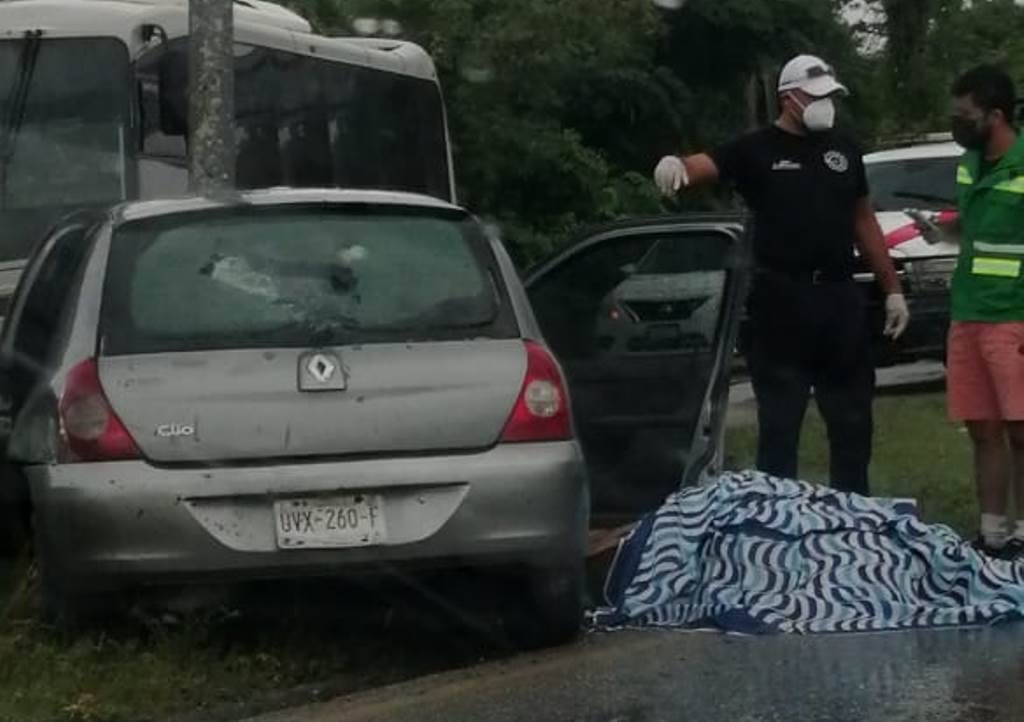 Muere automovilista tras estrellarse contra un poste en la carretera Cancún-Puerto Morelos