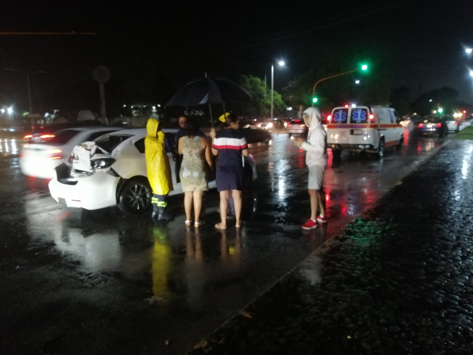 Grúa impacta contra automóvil en avenida Insurgentes de Chetumal