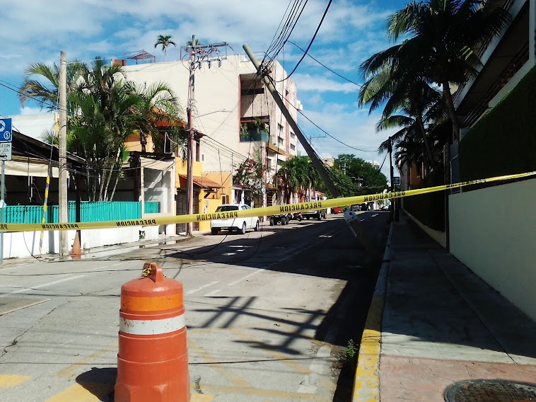 Ciudadanos denuncian nulo mantenimiento en cableado y postes de Playa del Carmen