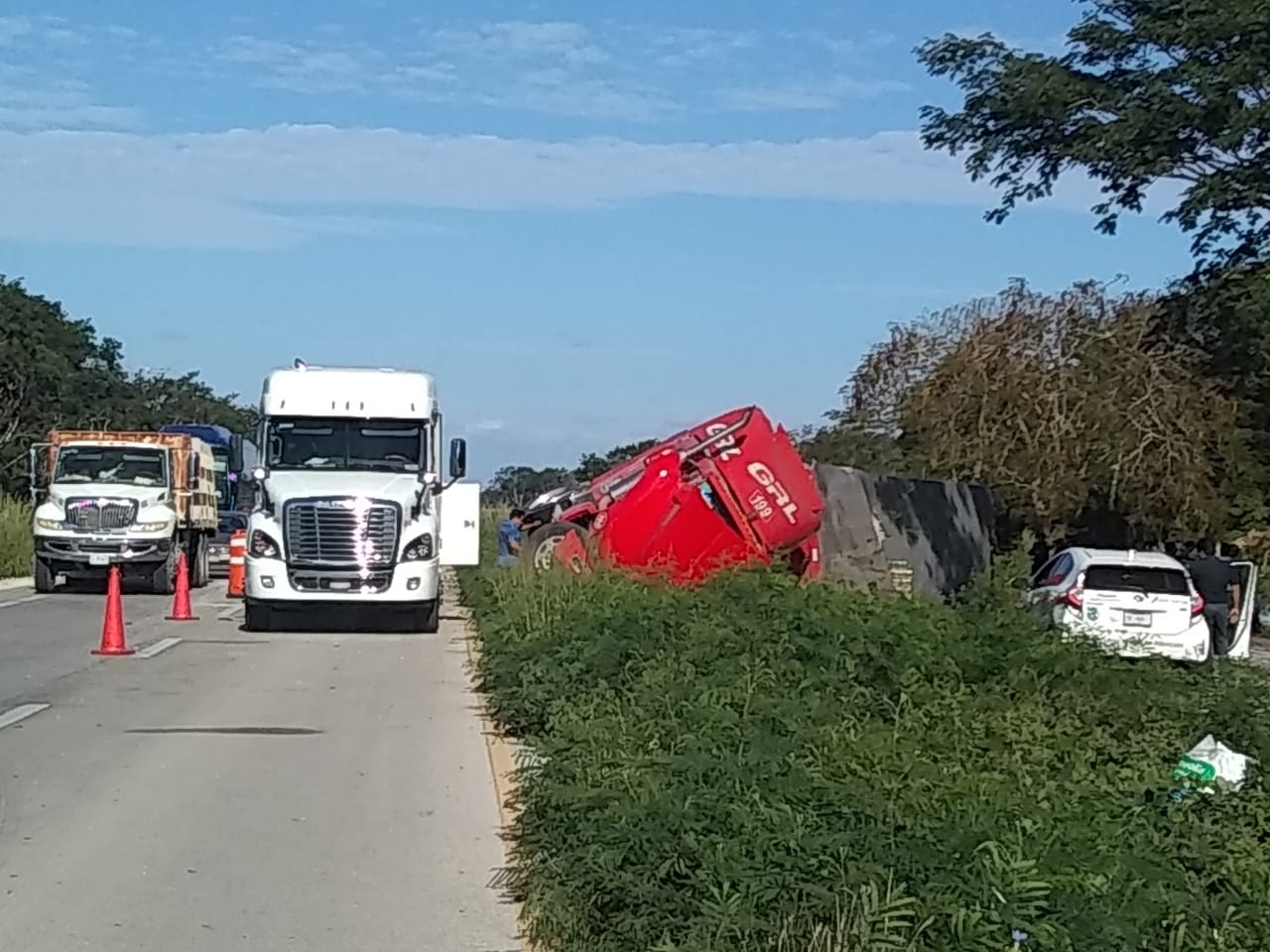 Vuelca camión cargado de cervezas sobre la carretera Mérida-Cancún