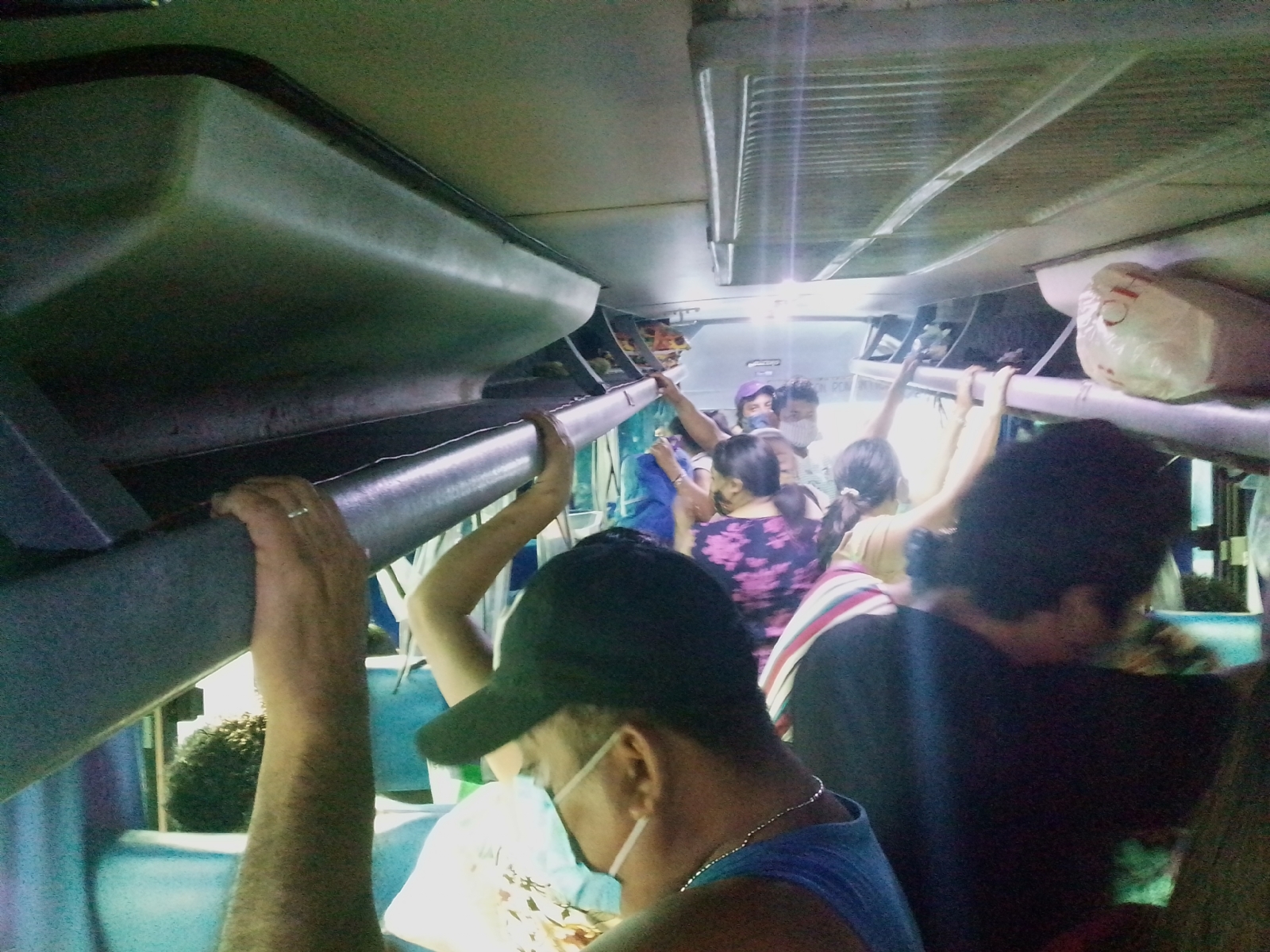 Pobladores de Motul, Yucatán, incumplen medidas sanitarias en los autobuses