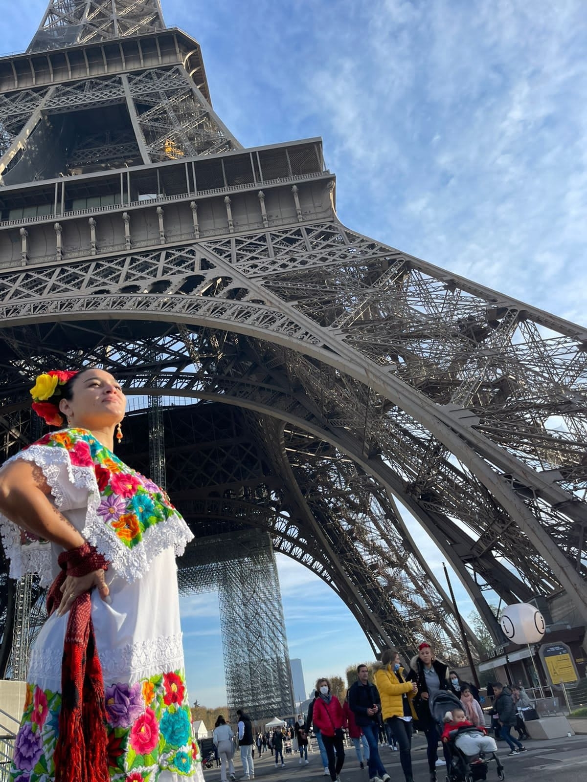 La yucateca posó en varios puntos de la Torre Eiffel de París, con su traje típico en color blanco y colores llamativos en sus flores bordadas a mano