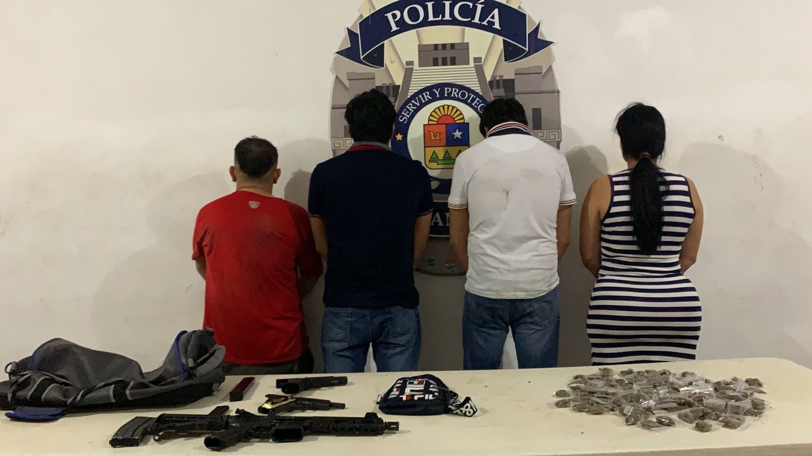 Las drogas y las armas fueron aseguradas junto con las cinco personas detenidas
