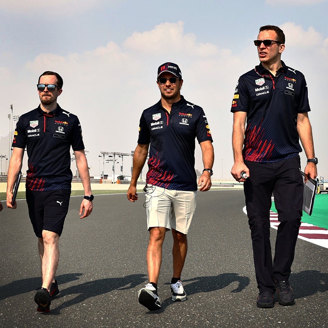 "Checo" Pérez llega a Qatar; buscará subir al podio del Gran Premio de la F1