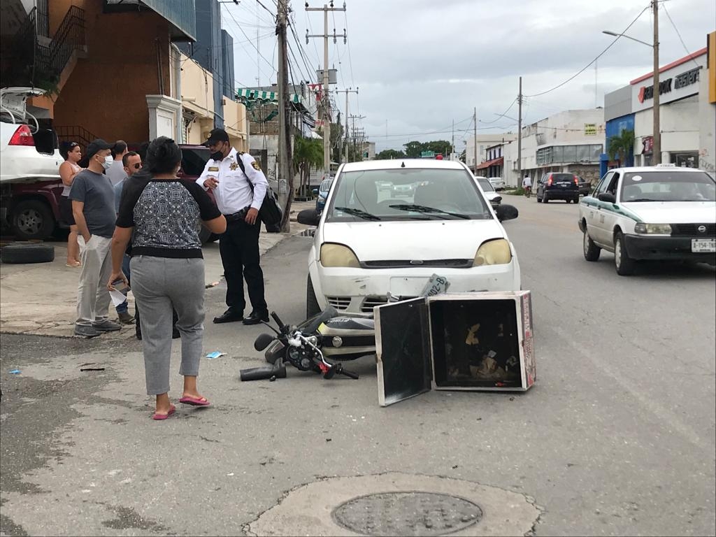 Cancún: Repartidor termina con fractura tras ser impactado por un coche en la Av. Uxmal