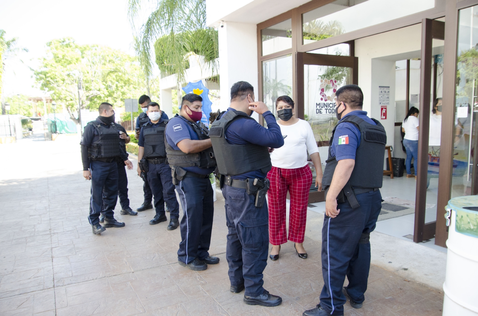 Policías intimidan a gestores en el Ayuntamiento de Ciudad del Carmen