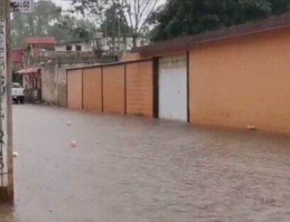 Inundaciones provocan cierre de calles en José María Morelos