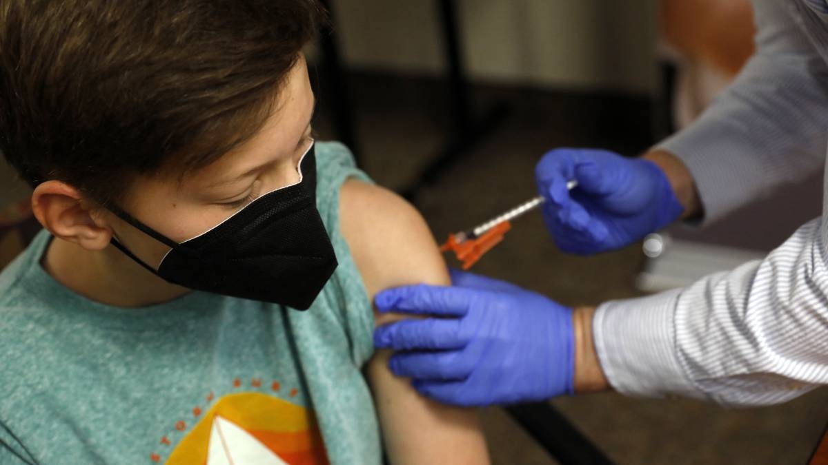 La FDA avaló el uso de emergencia de los refuerzos de ambas vacunas