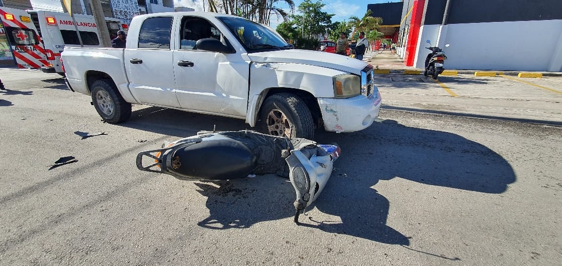 Camioneta se 'vuela' un alto y atropella a un motociclista en Cozumel, hay dos lesionados