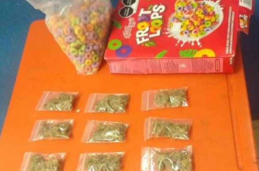 Aseguran caja de cereal con 15 bolsas de marihuana en Playa del Carmen, hay un detenido